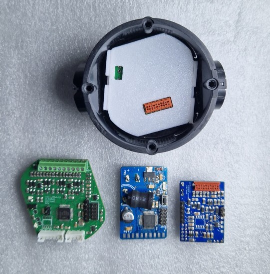 Oben in der Dose: großes neues IO Modul im Gehäuse<br />Links: großes neues IO Modul. <br />Mitte: ARM TS. <br />Rechts: kleines neues IO Modul.